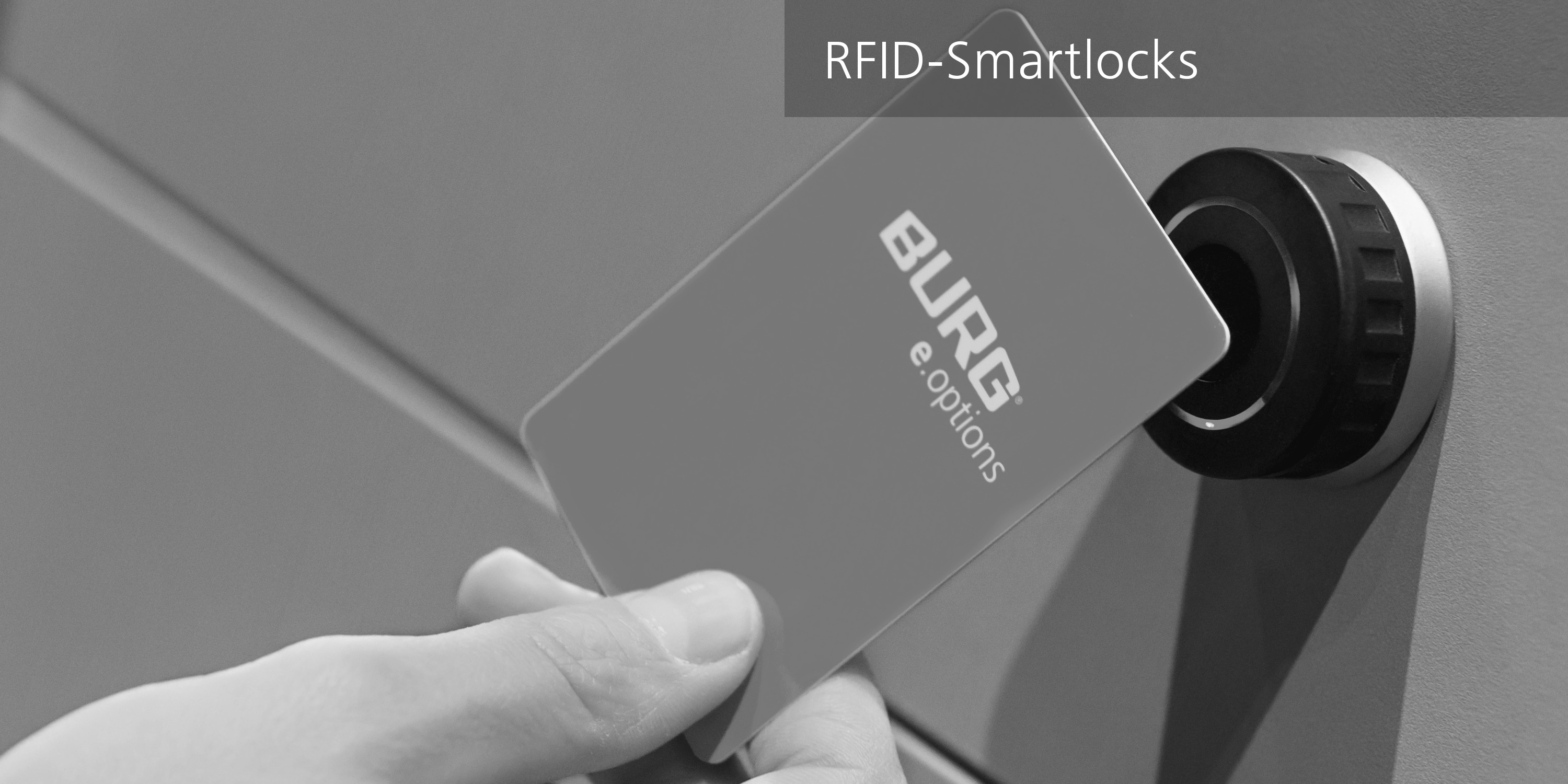 BURG RFID-Transponder-Karte wird vor einem RFID-Schloss gehalten. RFID-Türschloss ist in einem Metall-Schrank verbaut.